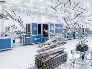 Moderne Fertigung mit Robotik und Digitaldruck, reflektierende bedruckte Komponenten, High‑Tech‑Umgebung | © Foto THIEME modifiziert mit KI -  Photo THIEME modified with AI