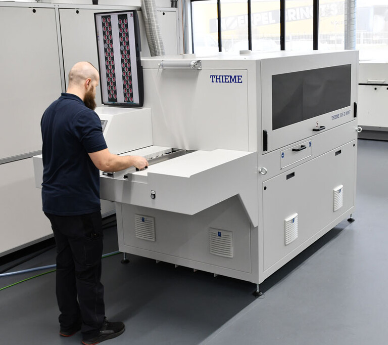 Herr Kraft an der THIEME 505 D MINT Herr Kraft im Einsatz an der Münzdruckmaschine