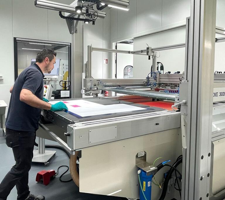 Herr Landerer an der Siebdruckmaschine THIEME 3020 Im Einsatz an der Siebdruckmaschine THIEME 3020