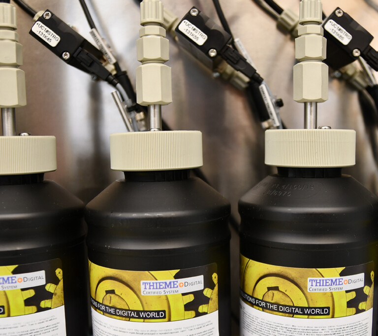 Thieme Digitaldruck-Tintenportfolio Tintenbehälter einer Thieme Digitaldruckmaschine