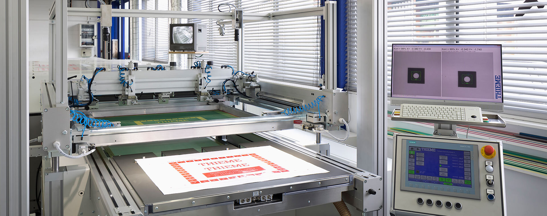 Two independent camera systems: for automatic screen positioning as well as for automatic substrate alignment