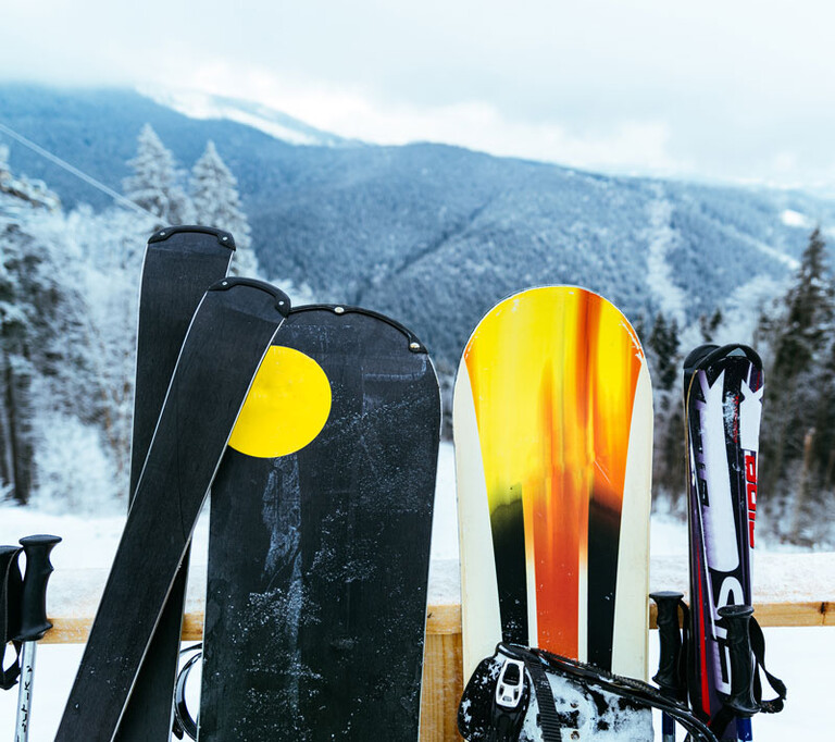 Ski und Snowboard | © phpetrunina14 Skier und Snowboards | © phpetrunina14