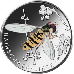 Offizielle deutsche 5-Euro-Sammlermünze mit der Abbildung einer Hainschwebfliege vor floralem Hintergrund.
