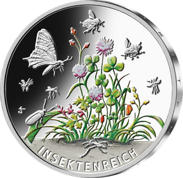 Offizielle deutsche 5-Euro-Sammlermünze „Insektenreich“ mit farbig gestalteten Pflanzen und verschiedenen Insektenarten.