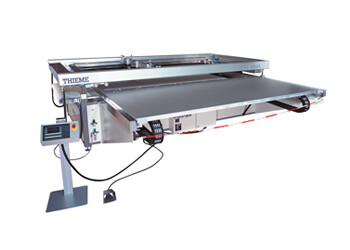 Machine de sérigraphie à plat 3/4 automatique à table sortante, relevage parallèle du cadre supérieur et évacuation du support pour les grands formats.  Machine disponible en version ½ automatique voir modèle Thieme 1000S.