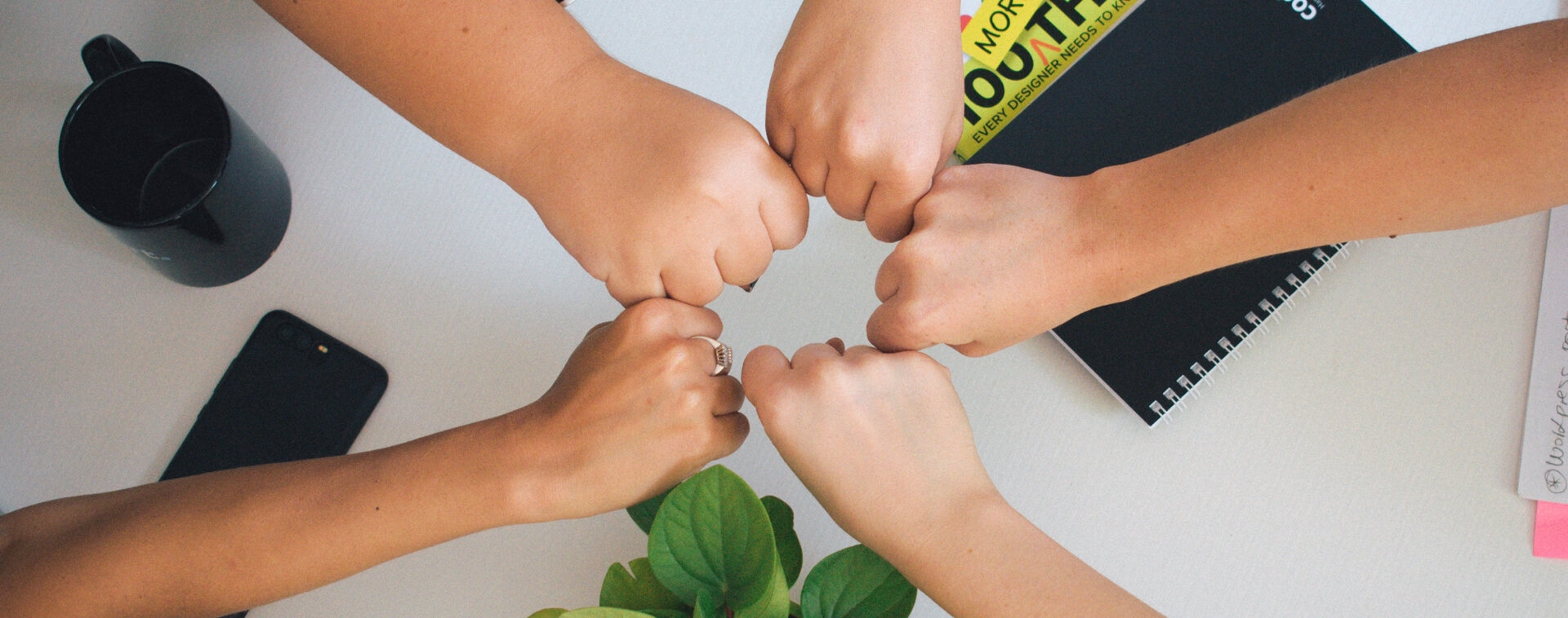 Hands in a circle as a sign of cooperation | © antonio-janeski-CHVTt0aGbx0-unsplash.jpg